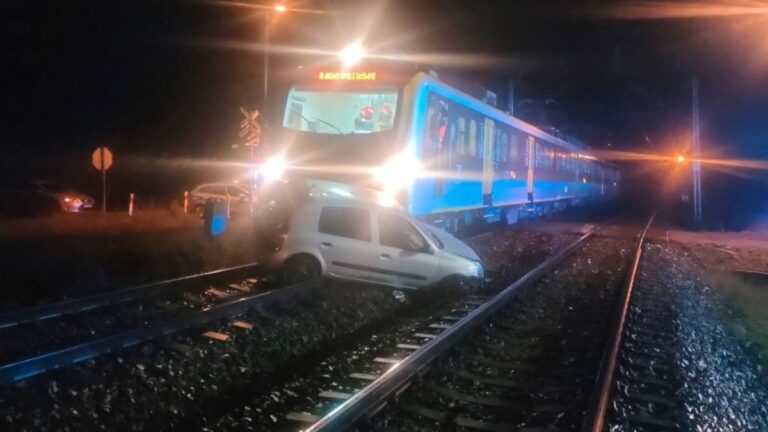 Wjechała na szyny i zniknęła, zostawiając w aucie osobę. Burzliwa sytuacja w regionie Opola.