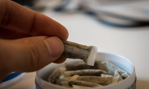 Snus króluje na norweskim rynku tytoniu. Sięga po niego co szósty obywatel Norwegii. Snus Cakowicie Zdominowa Norweski Rynek Tytoniowy Uywa Go Co 6 Norweg F179649, Biznes Fakty