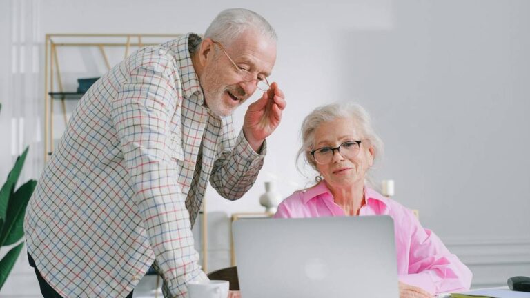 Emerytura 7 tys. zł to Twój cel? Sprawdź, jakie zarobki są obecnie wymagane.