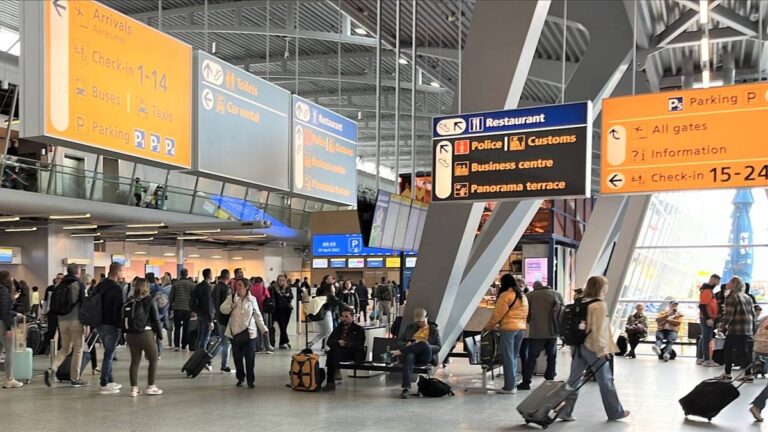 Holenderski port lotniczy chwilowo sparaliżowany. Uwięzieni pasażerowie, dostrzeżone bezzałogowce. 13e689135ef270c1a247933cf0cca6db, Biznes Fakty