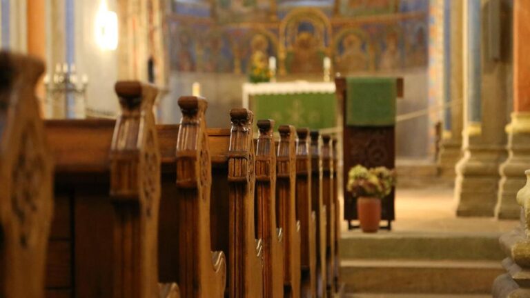 Kościół nie stanowił dla niego sfery sacrum. W zakrystii nie odczuwał wahań. 298a68937fc1302dcc31db75856c45f0, Biznes Fakty