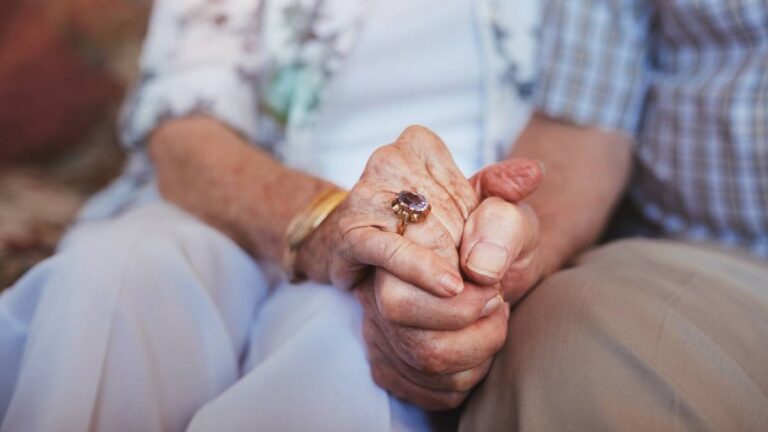 Starsi domagają się niższego wieku emerytalnego. Czy nowy zasiłek ulegnie modyfikacji?