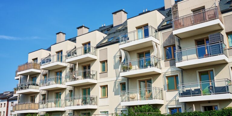 Kupno lokalu: z rynku pierwotnego czy wtórnego? Plusy i minusy obu opcji.