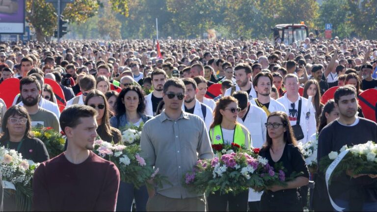 Masy upamiętniły dramat w Nowym Sadzie. Smutek przerodził się w sprzeciw. D2c3edd744f0d36221b944646d0c6251, Biznes Fakty