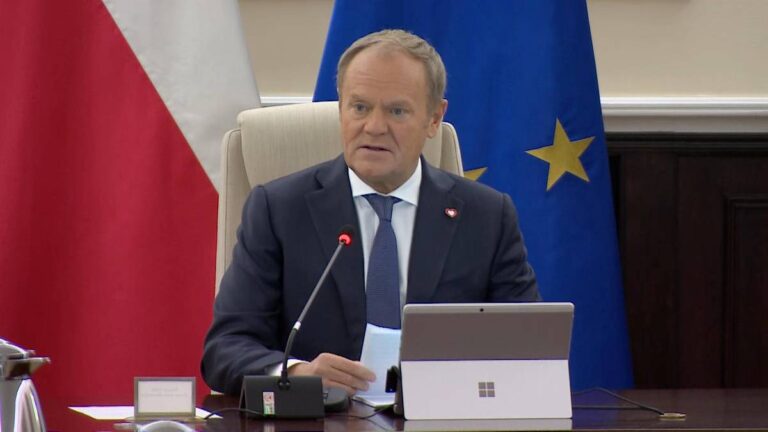 Tusk ogłosił kontynuację dochodzeń. Wspomniał o „spopielonej glebie”. E1060479ddc2296799f91390e4b1c151, Biznes Fakty