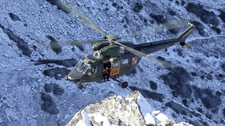 Armijny helikopter pomoże ratownikom górskim. Przekazanie obowiązków w rejonie Podhala. F822cb30a6f9f6aae0027091d8e50771, Biznes Fakty