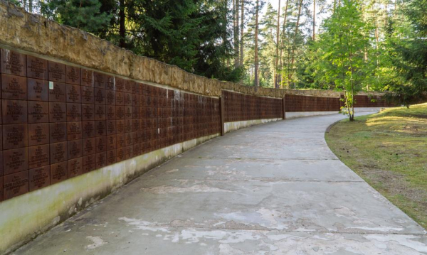 Rosja usuwa odznaczenia Virtuti Militari z Cmentarza w Katyniu. Decyzja prokuratury. Rosja Demontuje Symbole Virtuti Militari Na Cmentarzu Katyskim To Nakaz Prokuratury 1673659, Biznes Fakty