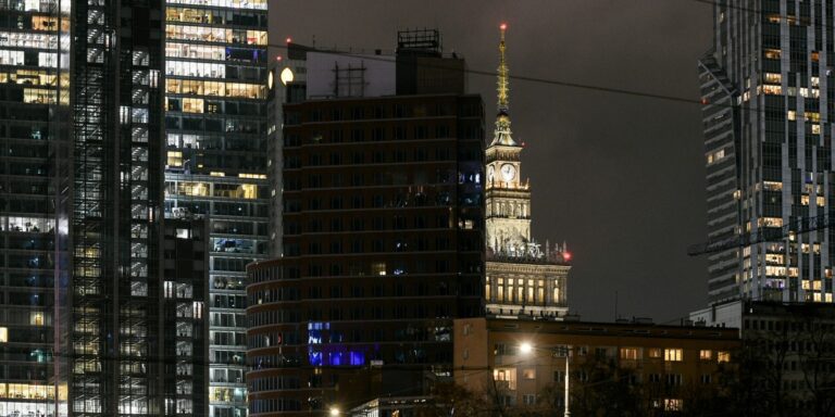 Kraj w dwóch strefach. Centra miejskie pną się w górę, prowincje opustoszeją.