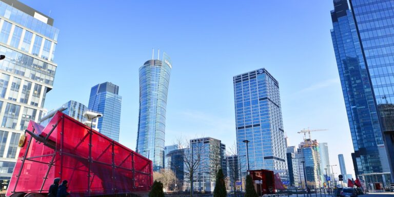 Colliers przewiduje zróżnicowany rozwój w branży real estate w 2026.