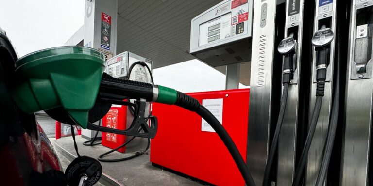 Świąteczne tankowanie: prognozy cen i rabaty na stacjach.