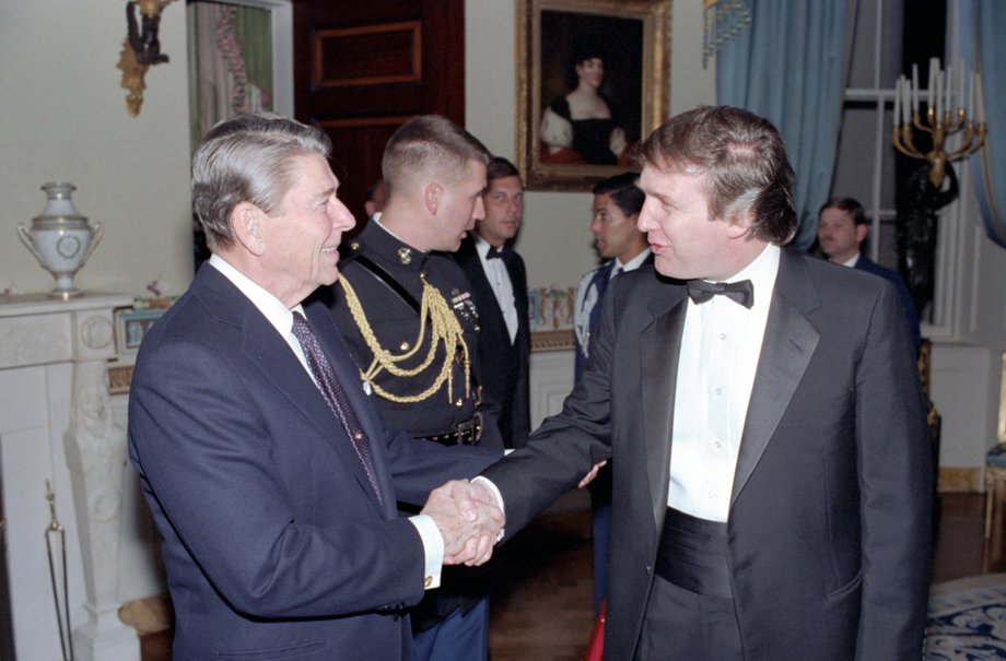 3 listopada 1987 r. Prezydent USA Ronald Reagan wita Donalda Trumpa, w&oacute;wczas przodującego przedsiębiorcę i dewelopera, podczas przyjęcia w Sali Niebieskiej Białego Domu w Waszyngtonie