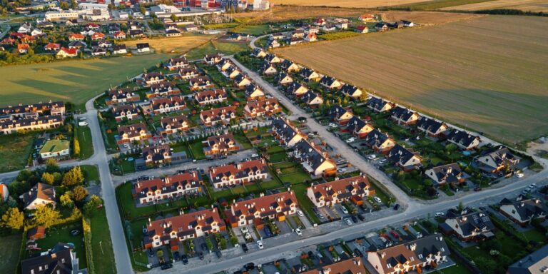 Koszty apartamentów w aglomeracjach gwałtownie rosną. Obywatele RP stawiają na ciche obrzeża. Koszty apartamentów w aglomeracjach gwałtownie rosną. Obywatele RP stawiają na ciche obrzeża.