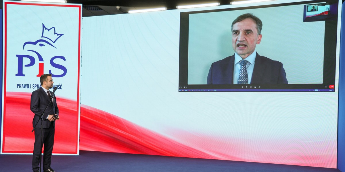 Zbigniew ZIobro łączący się z siedzibą PiS podczas jednej z konferencji prasowych