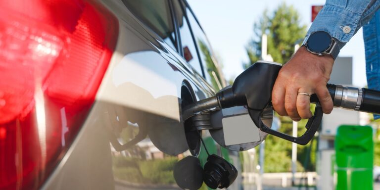 Tusk prezentuje niskie ceny paliw. Specjaliści tonują optymizm zmotoryzowanych.