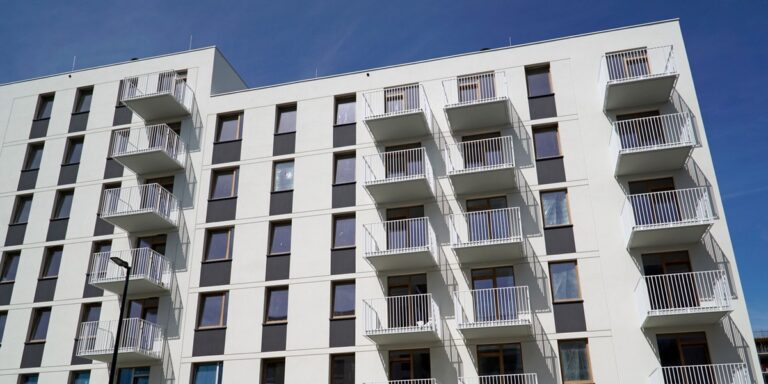 Listopadowe ożywienie na rynku nowych mieszkań. Firmy budowlane ponownie zwiększają ofertę.