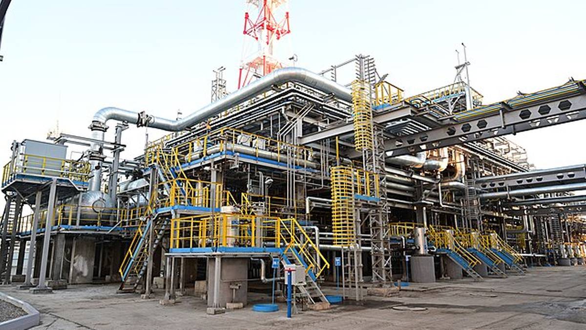 Duży przemysłowy zakład gazowy z licznymi rurami, platformami i konstrukcjami metalowymi.