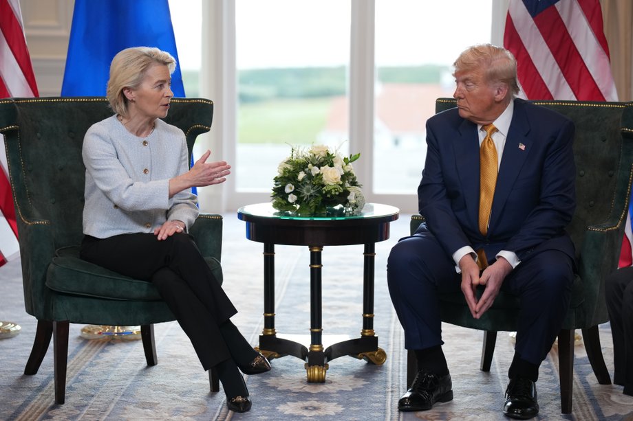Prezydent Stan&oacute;w Zjednoczonych Donald Trump i przewodnicząca Komisji Europejskiej Ursula von der Leyen ogłaszają porozumienie handlowe między USA a UE w Turnberry w Szkocji. Zdjęcie z 27 lipca 2025 r. 