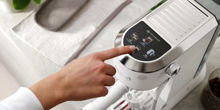 Uważamy, że to topowy ciśnieniowy ekspres do kawy w tym przedziale cenowym. Jakie ma możliwości?