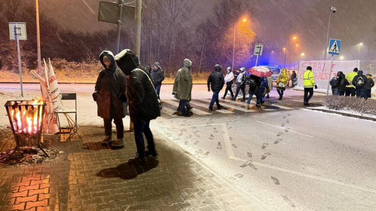 Niebezpieczne zdarzenie na proteście w Valeo. Utracony ładunek z helikoptera