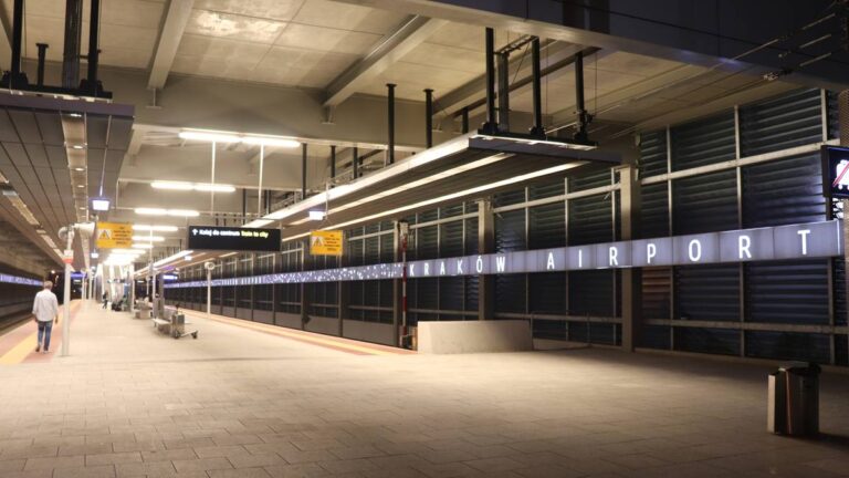 Kraków Airport: Months-Long Closure Imminent? Permit Deadline Passed.