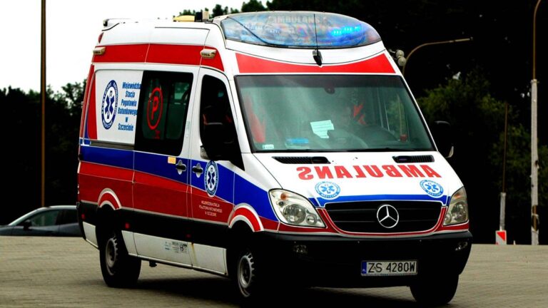 Świąteczny wieczór zakończony tragedią. Śmierć 44-letniej kobiety, pomoc medyczna w lecznicy.