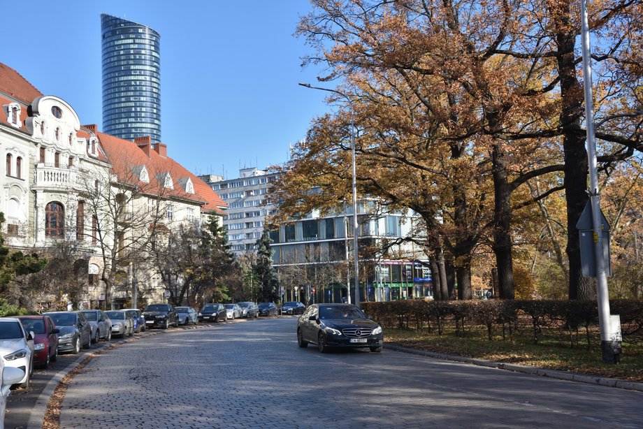 Najmniej zagrożone są Warszawa, Krak&oacute;w, Wrocław, Gdańsk i Poznań, na zdjęciu: Rondo, Plac Powstanc&oacute;w Śląskich, na wrocławskich Krzykach
