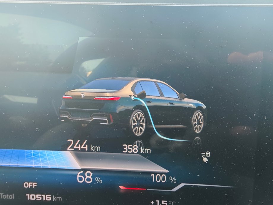 Ładowanie limuzyny można podglądać na wyświetlaczu