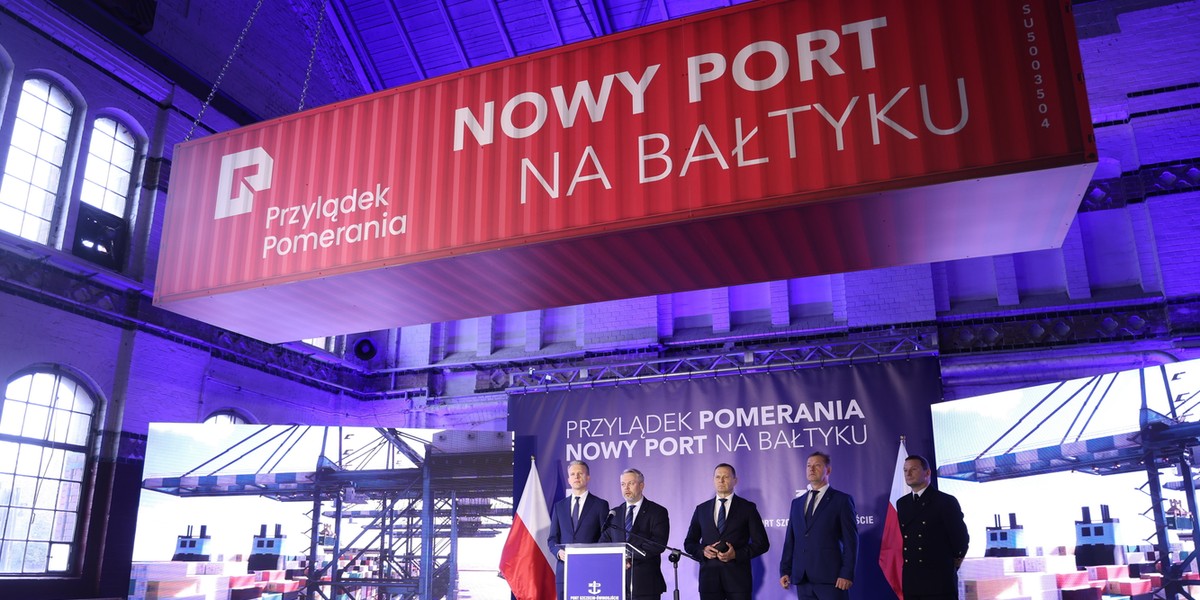 Wiceminister infrastruktury Arkadiusz Marchewka (pierwszy z lewej), wiceprezes ds. infrastruktury zarządu portu Szczecin-Świnoujście Krzysztof Sadowski, prezes zarządu portu Jarosław Siergiej, wiceprezes ds. finansowych portu Arnold Perepeczo, dyrektor Urzędu Morskiego w Szczecinie Wojciech Zdanowicz podczas konferencji na temat budowy Głębokowodnego Terminala Kontenerowego - Przylądek Pomerania - nowego portu na Bałtyku w Świnoujściu, listopad 2025 r.
