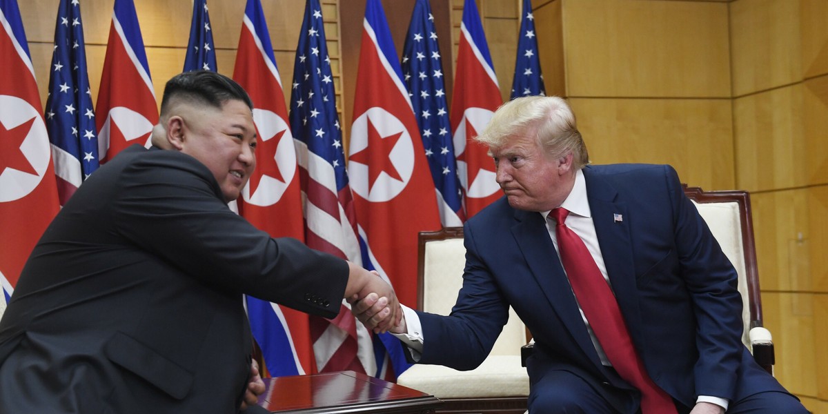 Kim Dzong Un i Donald Trump podczas spotkania w 2019 r.