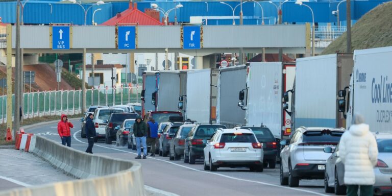 Schronienie w Unii Europejskiej. Miesięcznie dziesiątki tysięcy aplikantów.