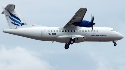 Indonezyjski samolot zniknął z radar&oacute;w. Wi&oacute;zł trzech ważnych pasażer&oacute;w