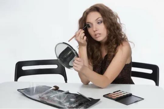 Dobry makijaż może pomóc Ci znaleźć dobrze płatną pracę. Dobry makijaż może pomóc Ci znaleźć dobrze płatną pracę.