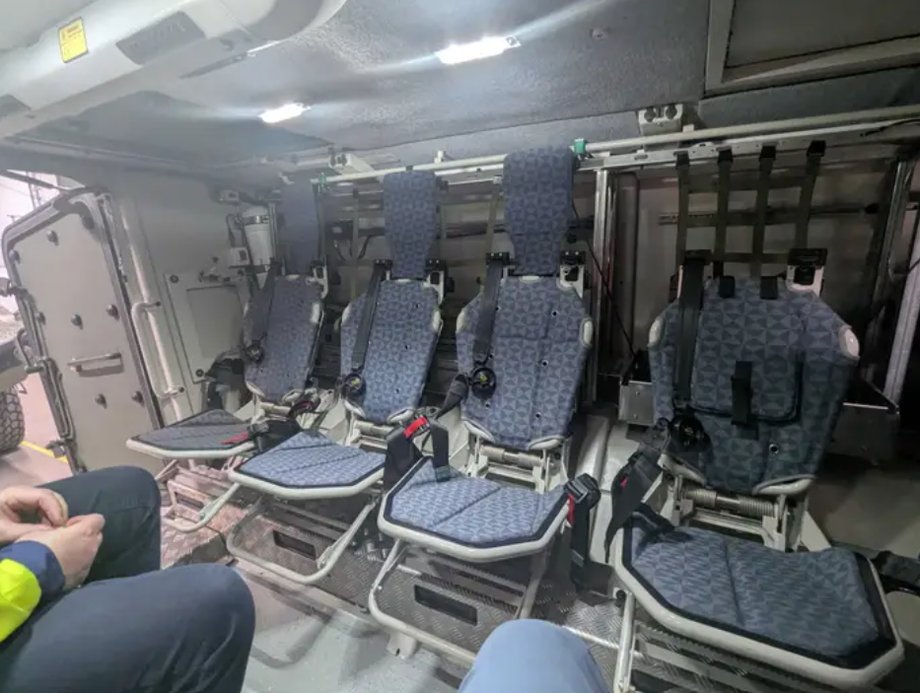 Wnętrze Patrii 6x6 charakteryzuje się stosunkowo prostą konstrukcją, z metalowymi siedzeniami i schowkami na broń palną i wyposażenie