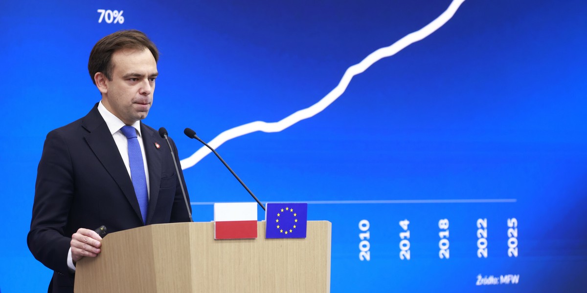 Ministerstwo Finans&oacute;w kierowane przez Andrzeja Domańskiego (na zdj.) zachęca do kupna obligacji "atrakcyjnym oprocentowaniem"