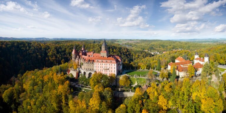Polskie architektoniczne perły. Te gmachy urzekają dziejami i kształtem.