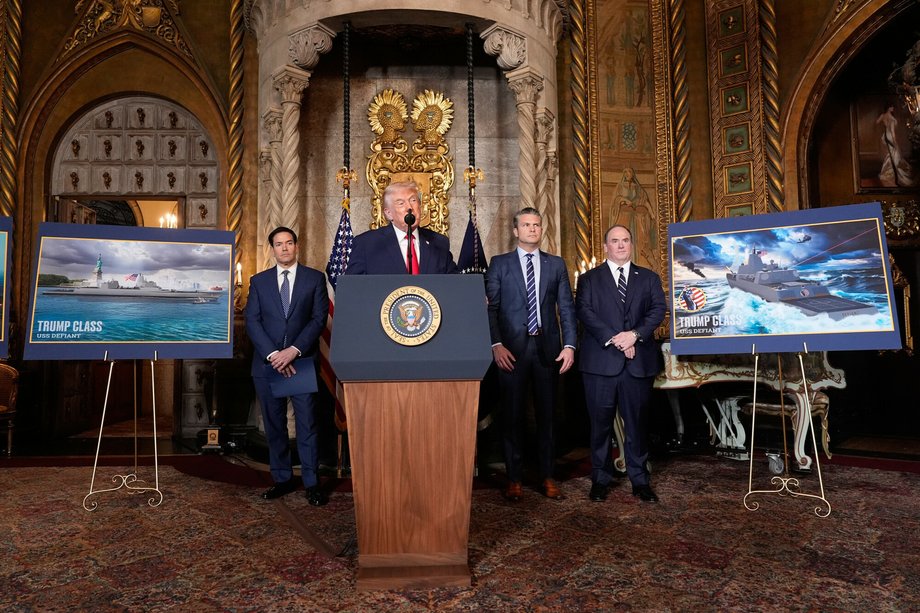 Donald Trump, sekretarz stanu Marco Rubio, sekretarz obrony Pete Hegseth, sekretarz marynarki wojennej John Phelan w klubie Mar-a-Lago, 22 grudnia 2025 r., Palm Beach, Floryda.