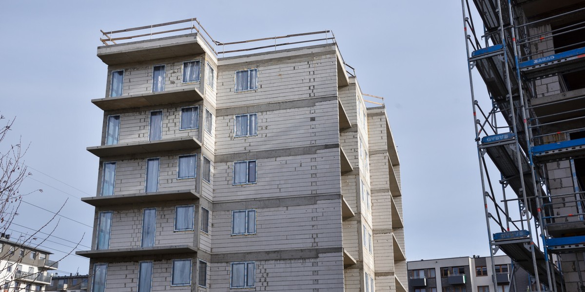 Finansowa wiarygodność Polaków się poprawia, a zainteresowanie pożyczkami pozostaje niskie. Wyjaśniamy dlaczego. 5 Poprawa bardzo szybko przełożyła się na wzrost liczby mieszkań w zasięgu finansowym kupujących