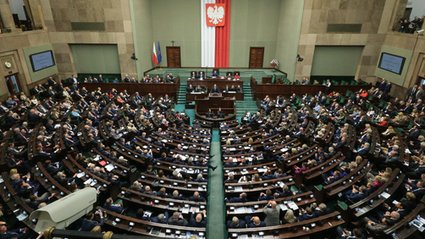 Kto zyskał, a kto stracił? Nowe badanie poparcia dla partii politycznych [SONDAŻ]