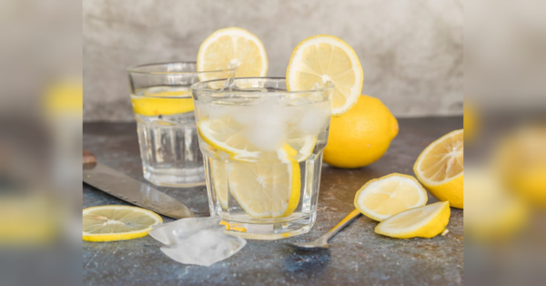 Czy woda z cytryną jest naprawdę skuteczna: kiedy pomaga, a kiedy nie ma działania leczniczego?