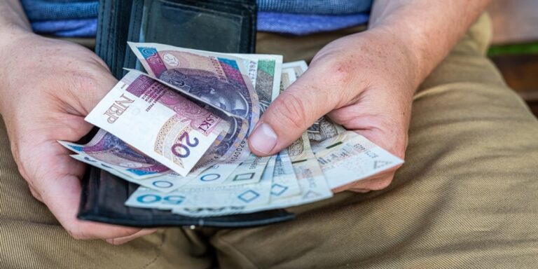 Zarobki w Polsce na szczycie. Najnowsze statystyki GUS za grudzień 2025.