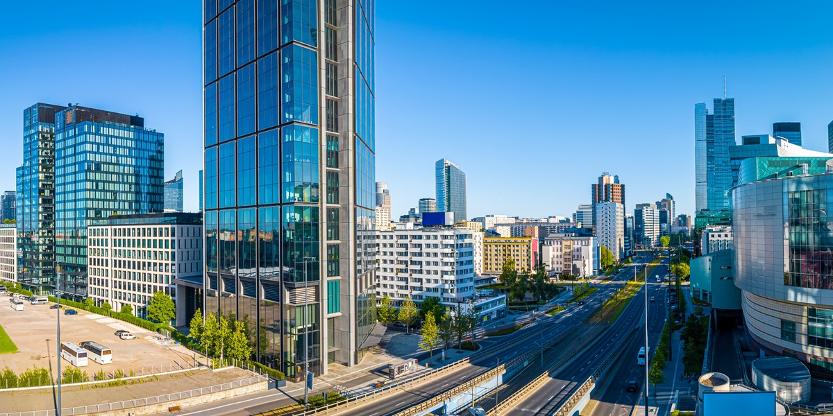 Perspektywy na rok 2026: Przedsiębiorstwa inwestują w standard przestrzeni biurowych. Podaż ograniczona, oczekiwania rosną. 4 W Warszawie stawki czynszów prime sięgają 27,5 euro za m kw. na miesiąc