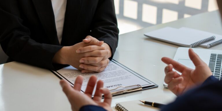 Masywne redukcje etatów w roku 2025. Gorzej nie było od dawna.