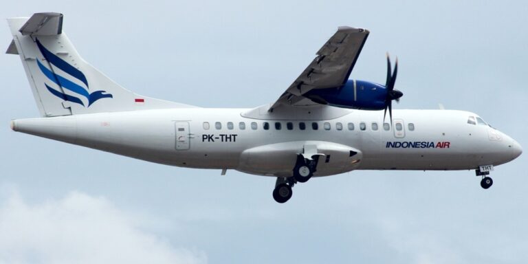 Niewidzialny odrzutowiec zniknął w Indonezji. Na pokładzie trzech prominentnych podróżnych. Niewidzialny odrzutowiec zniknął w Indonezji. Na pokładzie trzech prominentnych podróżnych.