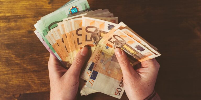 Polacy preferują złotego. Badanie ujawnia brak entuzjazmu dla euro.