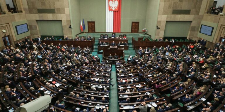 Sondaż preferencji partyjnych. Wzrosty i spadki notowań.