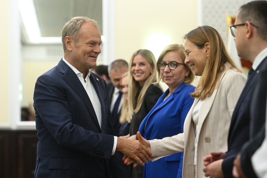 Ministra funduszy i polityki regionalnej Katarzyna Pełczyńska-Nałęcz wita się z premierem Donaldem Tuskiem podczas posiedzenia rządu, z boku ministra klimatu i środowiska Paulina Henning-Kloska