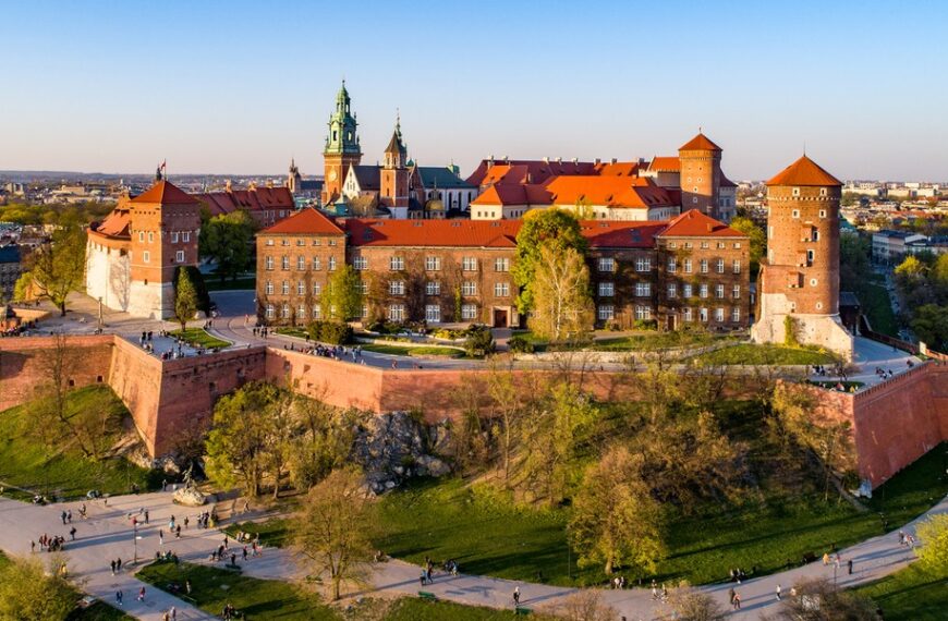 Więcej obcokrajowc&oacute;w odwiedza Polskę. Prym wiodą trzy nacje.