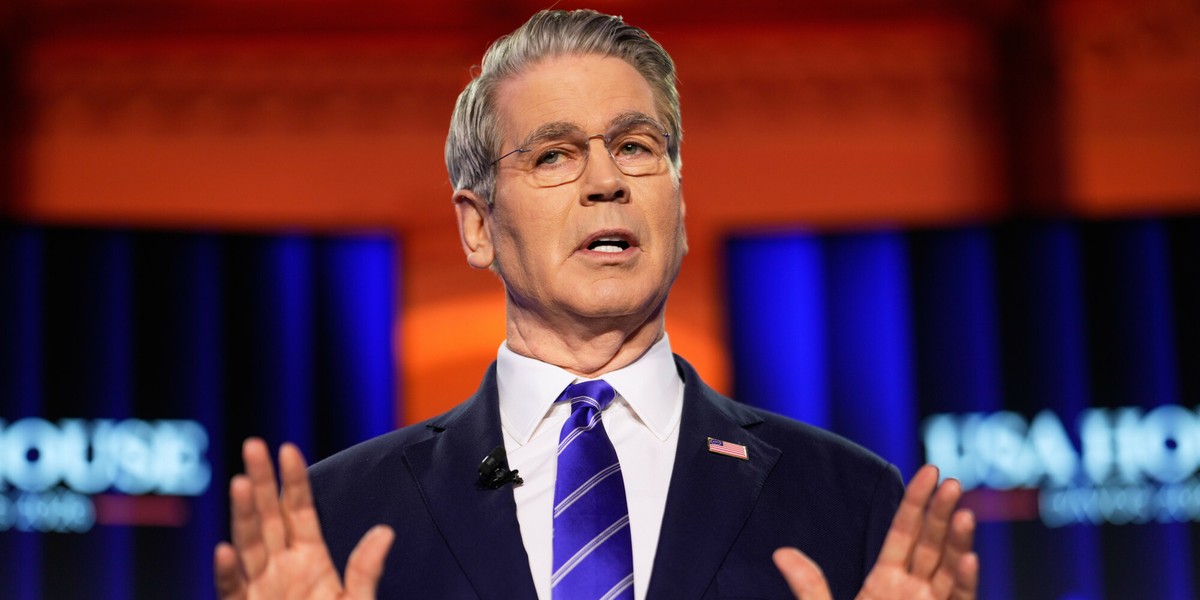 Scott Bessent przemawiający w Davos