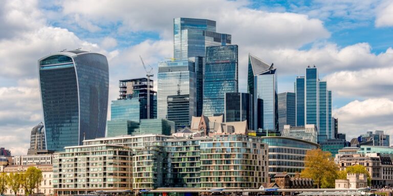 UK inwestuje w AI. Wzrost ogłoszeń o pracę.