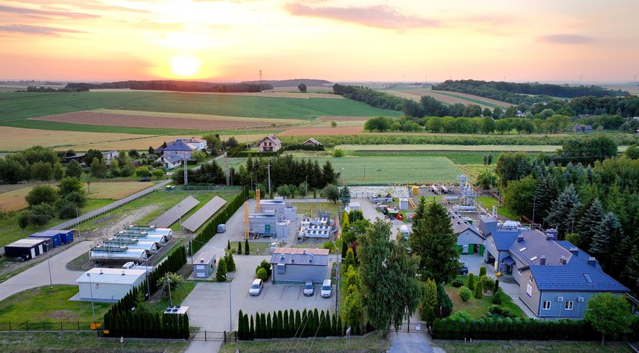 Inwestycje technologiczne nie obciążają przestrzeni w spos&oacute;b, kt&oacute;rego mogliby obawiać się mieszkańcy. Wsp&oacute;łczesne instalacje zajmują niewielkie działki, są ogrodzone i wyposażone w zautomatyzowane systemy sterowania.